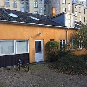 Gasthuis In Quiet Yellow Courtyard, Kopenhagen
